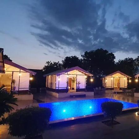 Luxury Farmhouse In Chhatarpur With Pool Neu-Delhi Exterior foto