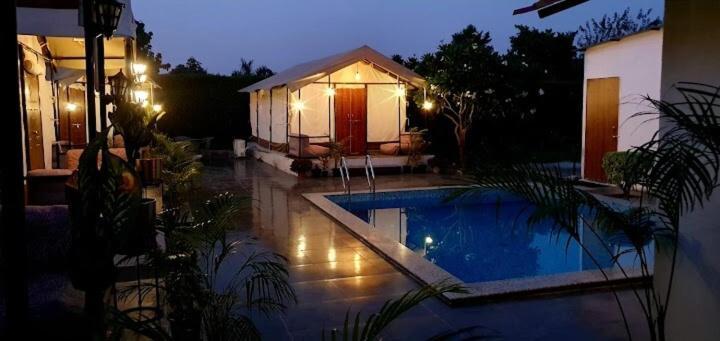 Luxury Farmhouse In Chhatarpur With Pool Neu-Delhi Exterior foto
