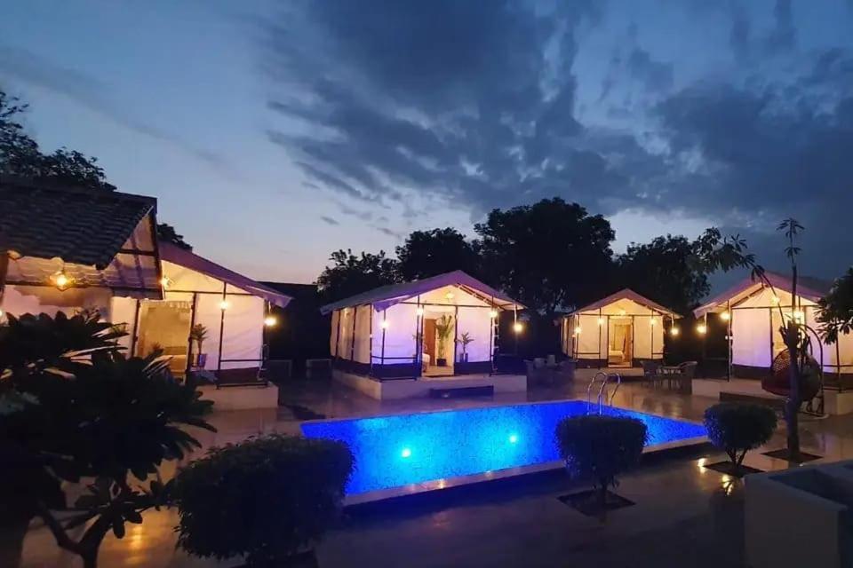 Luxury Farmhouse In Chhatarpur With Pool Neu-Delhi Exterior foto